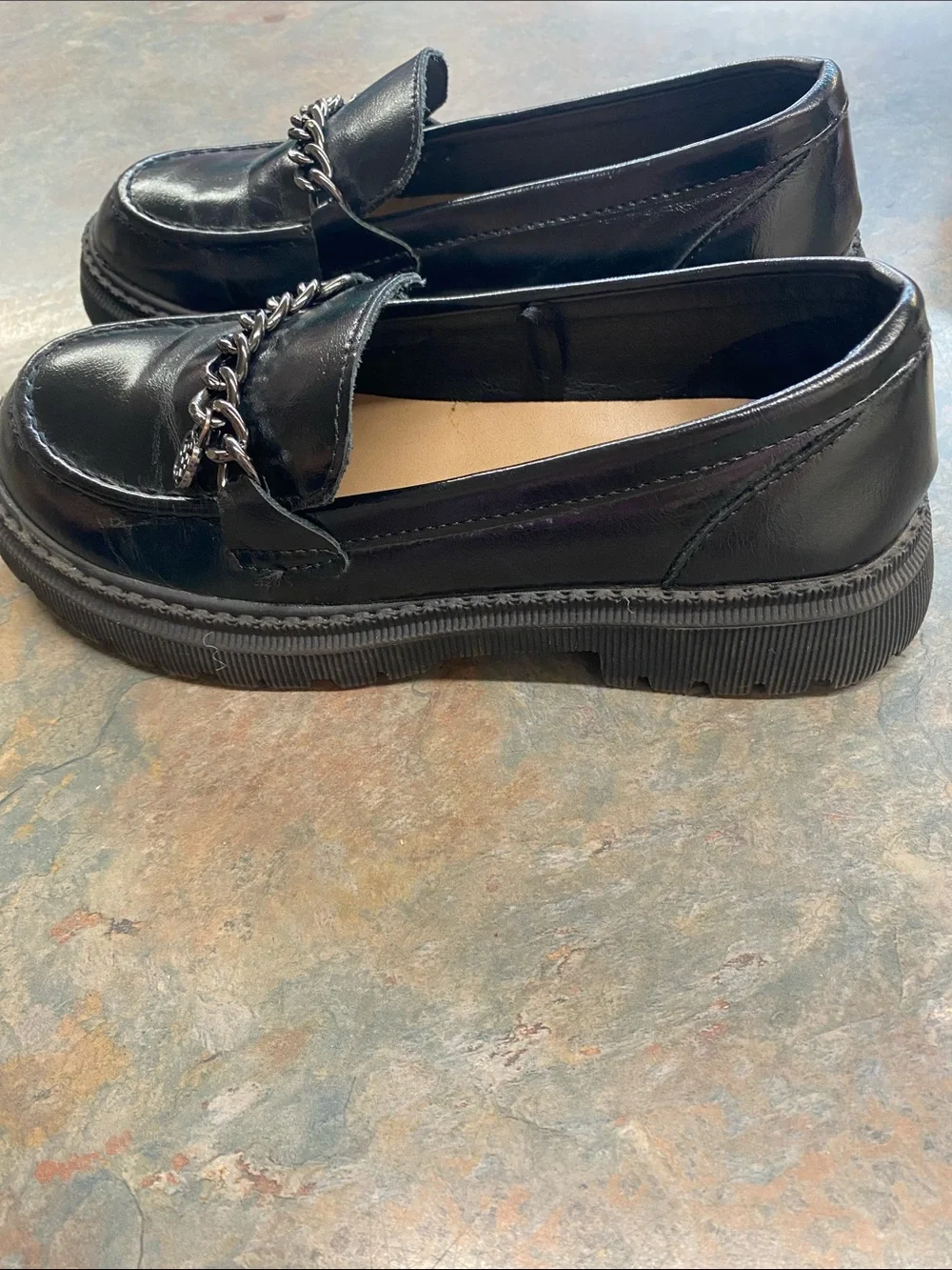 Daisy Fuentes Black Patent Chain-Trim Kid Girls' Loafers